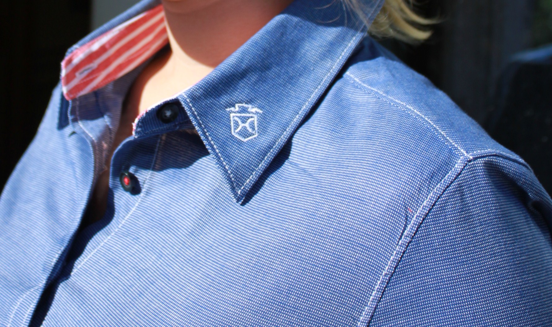 Damen Business Bluse mit Kontrasteinsätzen an Kragen/Manschette